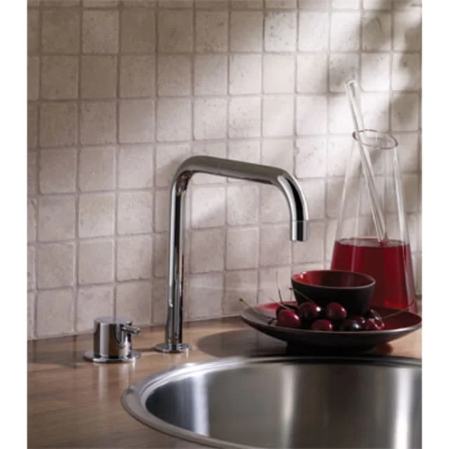 Vola 590 kjøkkenbatteri, 210 mm tut, svingbar, messing natur | 590-19