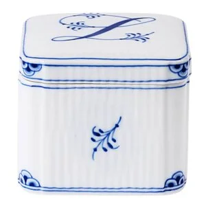 Alphabet Collection firkantet bonbonniere L 13 cl blå/hvit v:5091799 Alphabet Collection firkantet bonbonniere L 13 cl blå/hvit v:5091799